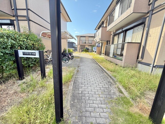 物件外観写真3　(エントランス部分)