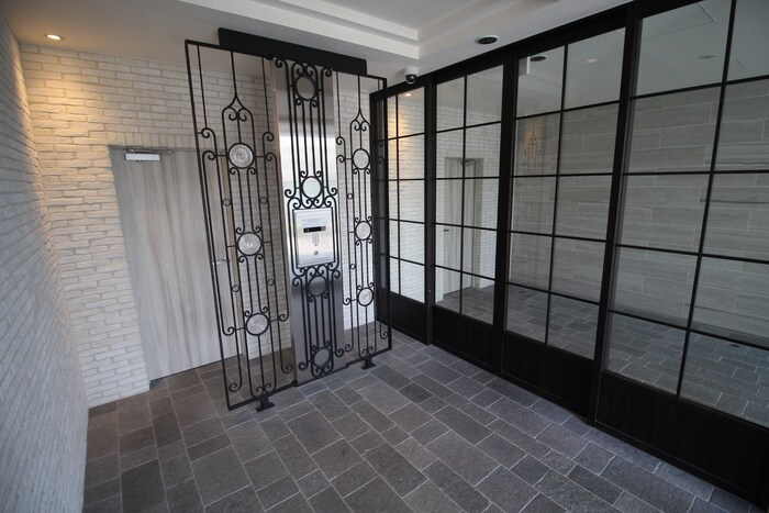 物件外観写真2　(エントランス部分)