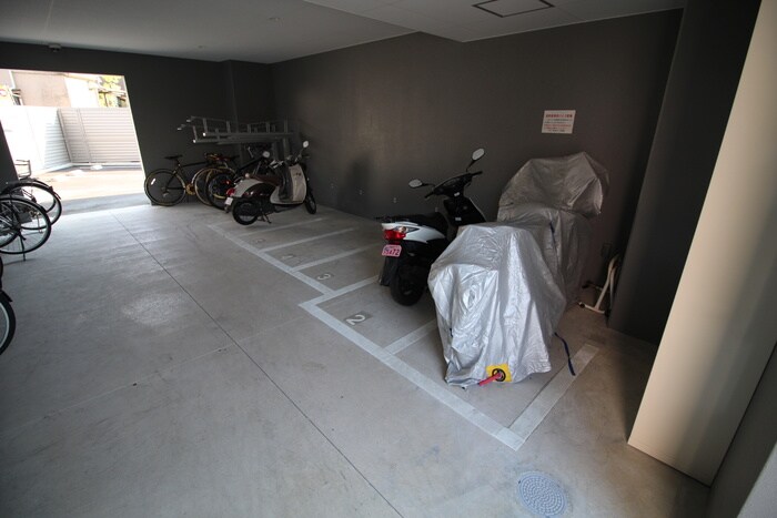 物件外観写真4　(バイク置き場)