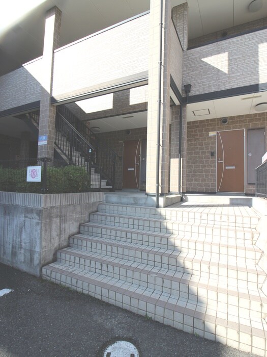 物件外観写真2　(エントランス部分)