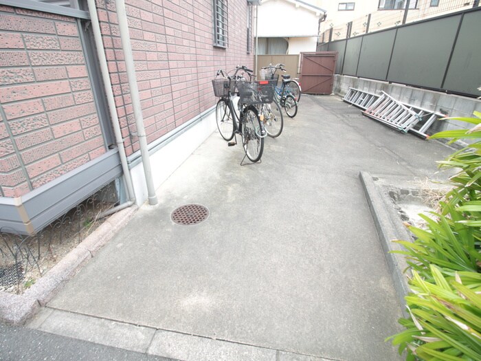 物件外観写真4　(駐輪場)