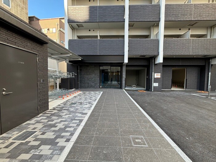 物件外観写真2　(エントランス部分)