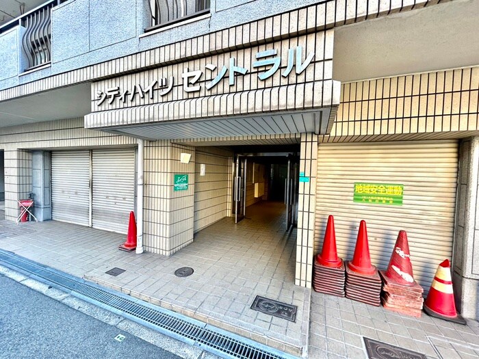 物件外観写真2　(エントランス部分)