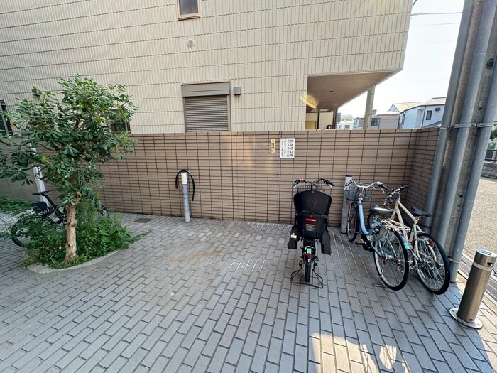 物件外観写真6　(駐輪場)