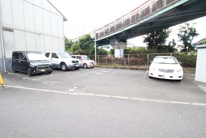 物件外観写真4　(駐車場)