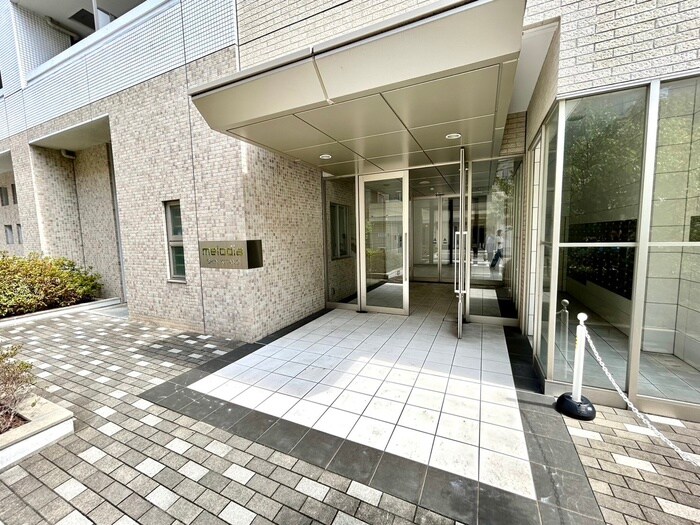 物件外観写真2　(エントランス部分)