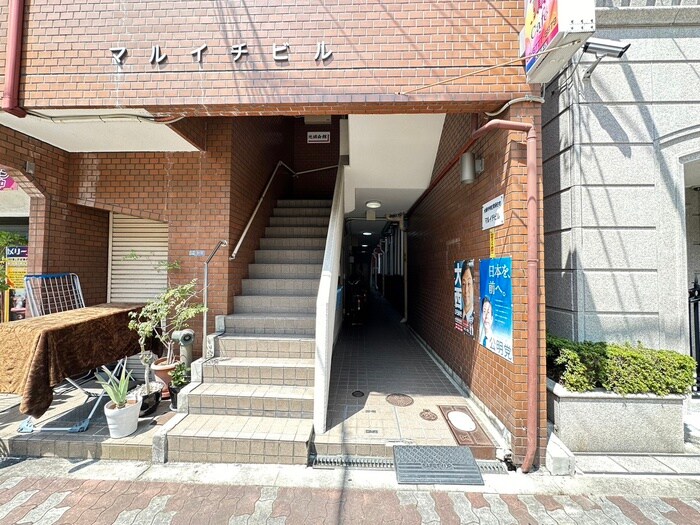 物件外観写真2　(エントランス部分)