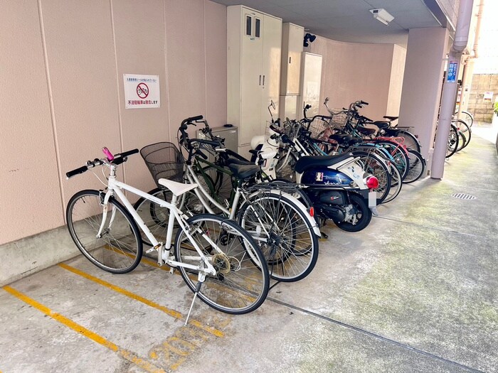 物件外観写真4　(駐輪場)