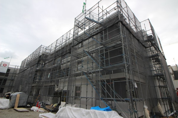 建築中