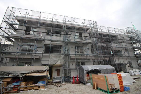 建築中