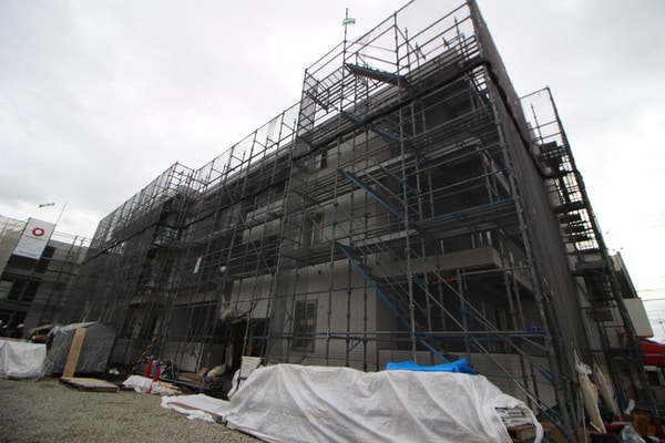 建築中
