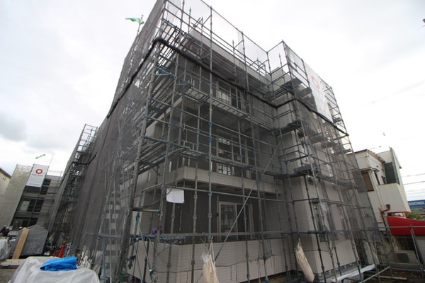 建築中