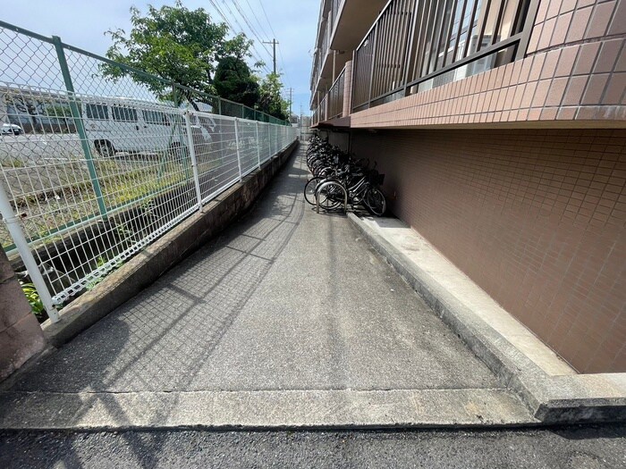物件外観写真5　(駐輪場)