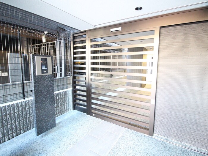 物件外観写真2　(エントランス部分)