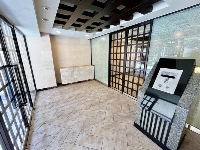 物件外観写真2　(エントランス部分)