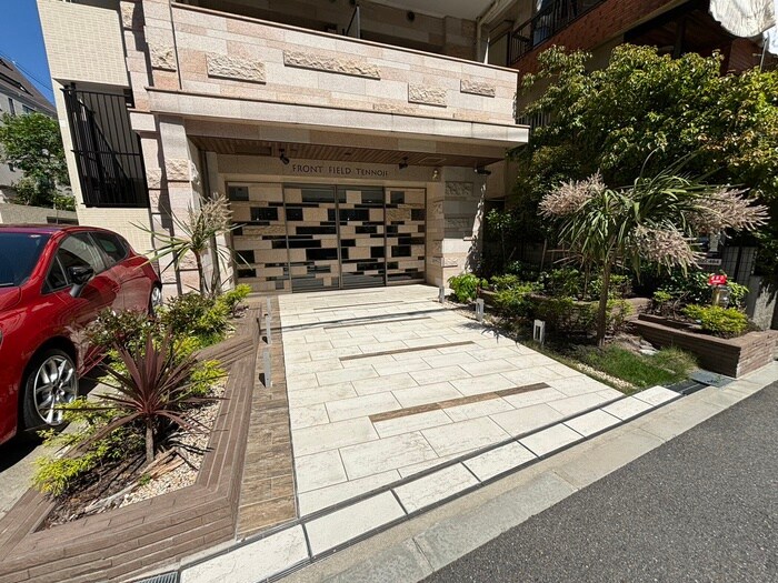 物件外観写真2　(エントランス部分)