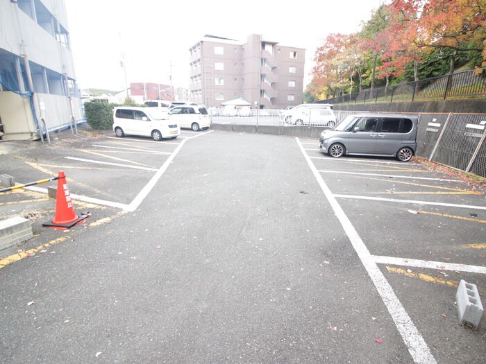 物件外観写真5　(駐車場)