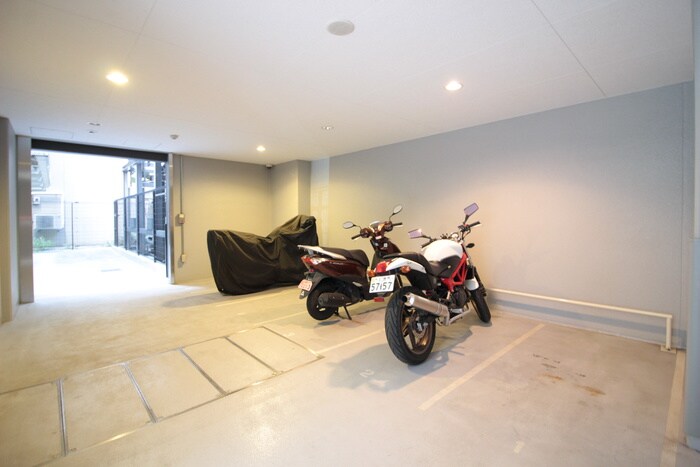 物件外観写真6　(バイク置き場)