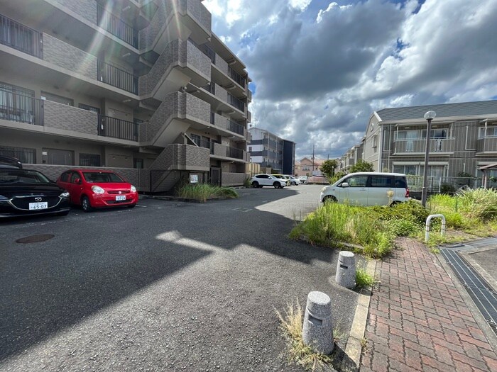 物件外観写真5　(駐車場)