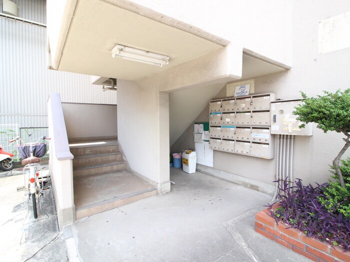 物件外観写真2　(エントランス部分)