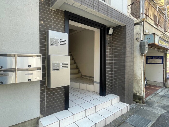 物件外観写真3　(エントランス部分)