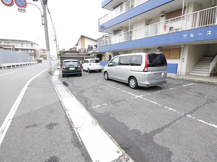 物件外観写真3　(駐車場)