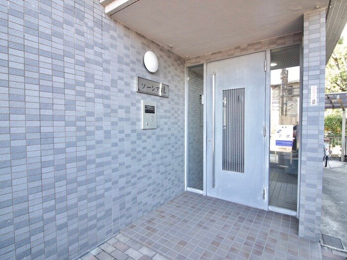 物件外観写真3　(エントランス部分)