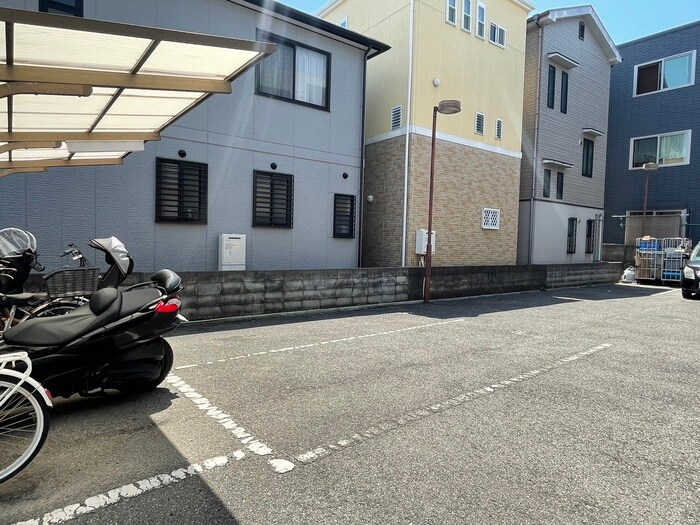 物件外観写真4　(駐車場)