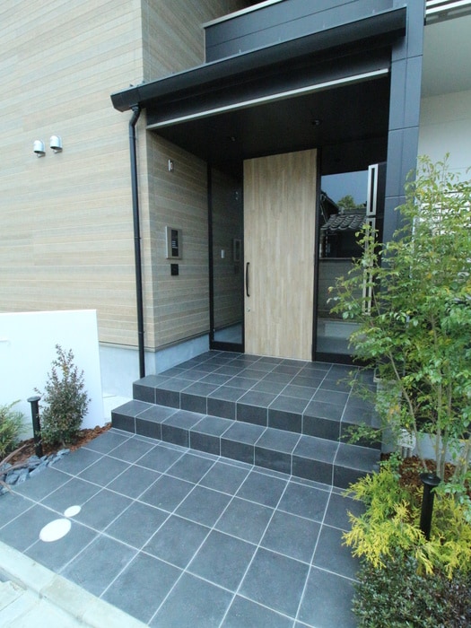 物件外観写真3　(エントランス部分)