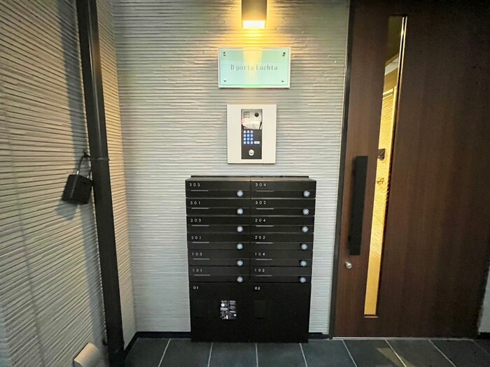 物件外観写真3　(エントランス部分)