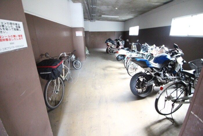 物件外観写真4　(駐輪場)
