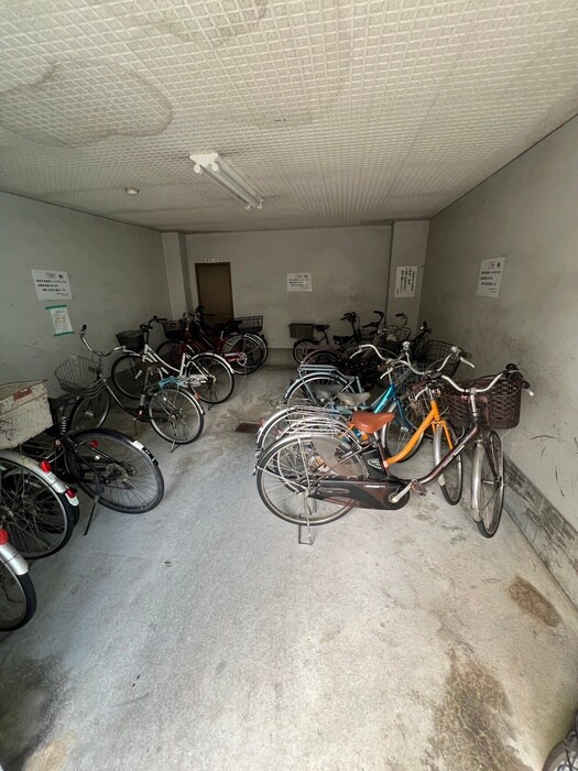 物件外観写真3　(駐輪場)