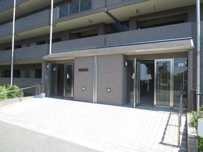 物件外観写真2　(エントランス部分)