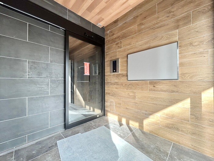 物件外観写真3　(エントランス部分)