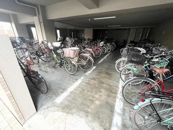 物件外観写真4　(駐輪場)