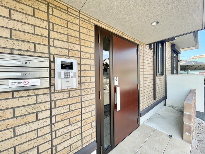 物件外観写真2　(エントランス部分)