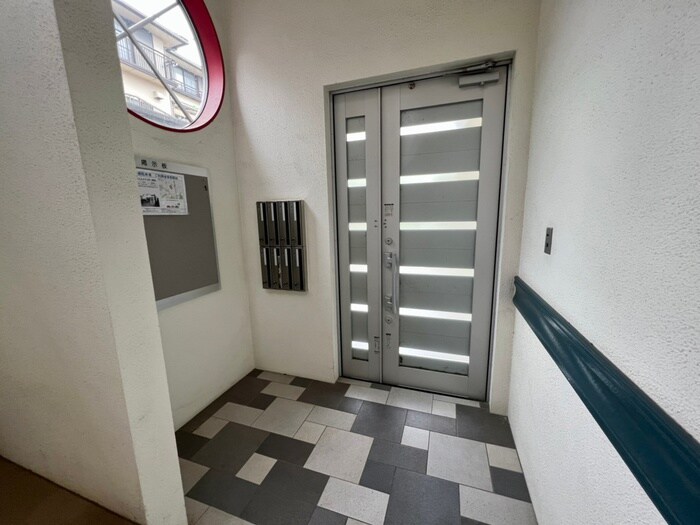 物件外観写真6　(エントランス部分)