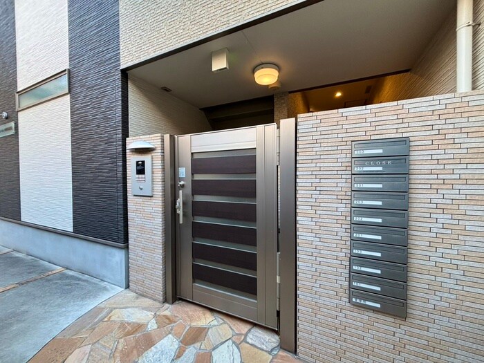 物件外観写真2　(エントランス部分)