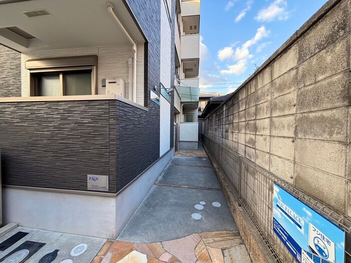 物件外観写真3　(エントランス部分)