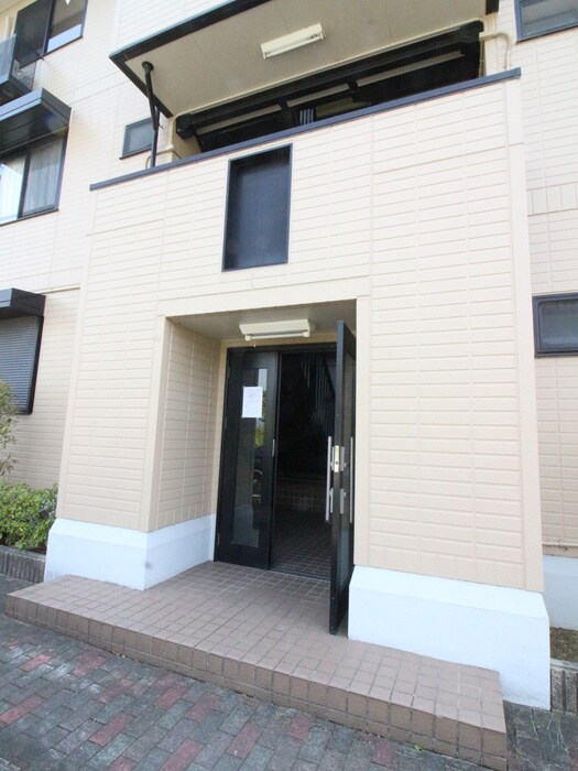 物件外観写真3　(エントランス部分)
