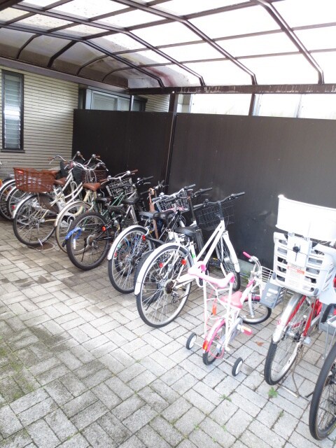 物件外観写真3　(駐輪場)