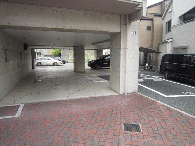 物件外観写真3　(駐車場)