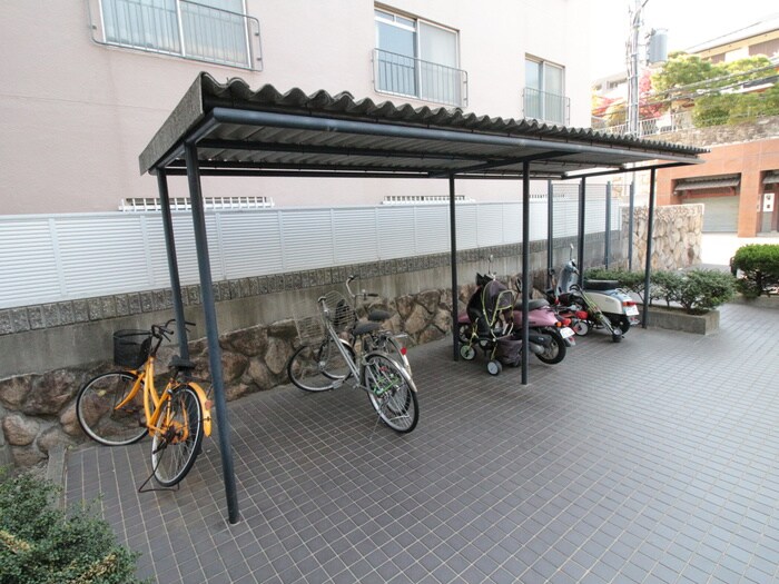 物件外観写真4　(駐輪場)