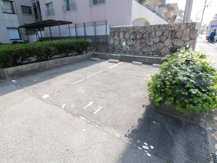 物件外観写真5　(駐車場)