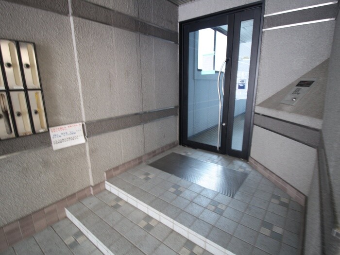 物件外観写真4　(エントランス部分)