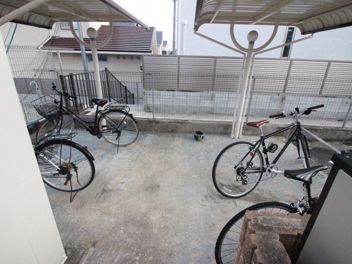物件外観写真3　(駐輪場)