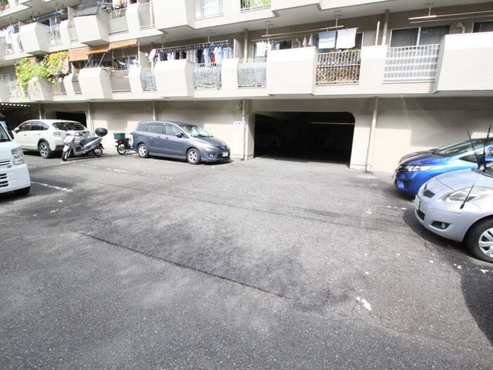 物件外観写真4　(駐車場)