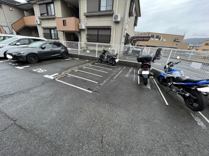 物件外観写真4　(バイク置き場)