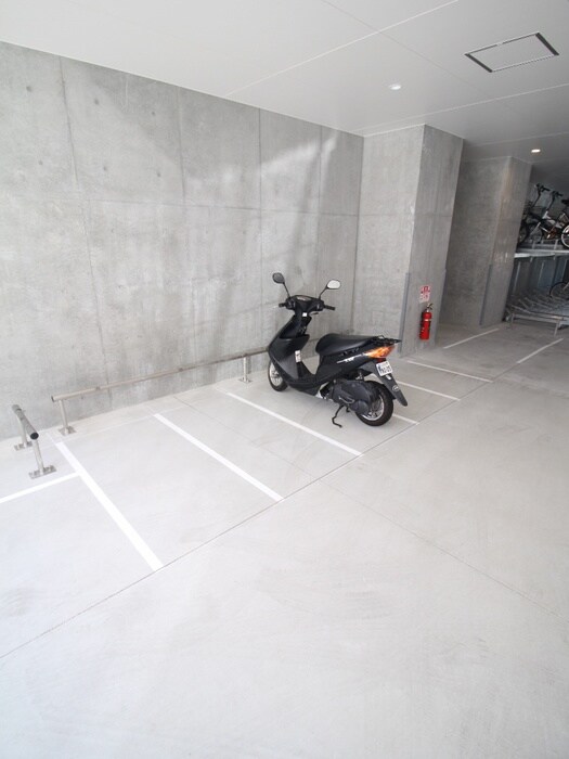 物件外観写真5　(バイク置き場)