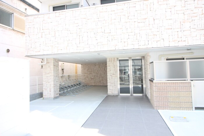 物件外観写真2　(エントランス部分)